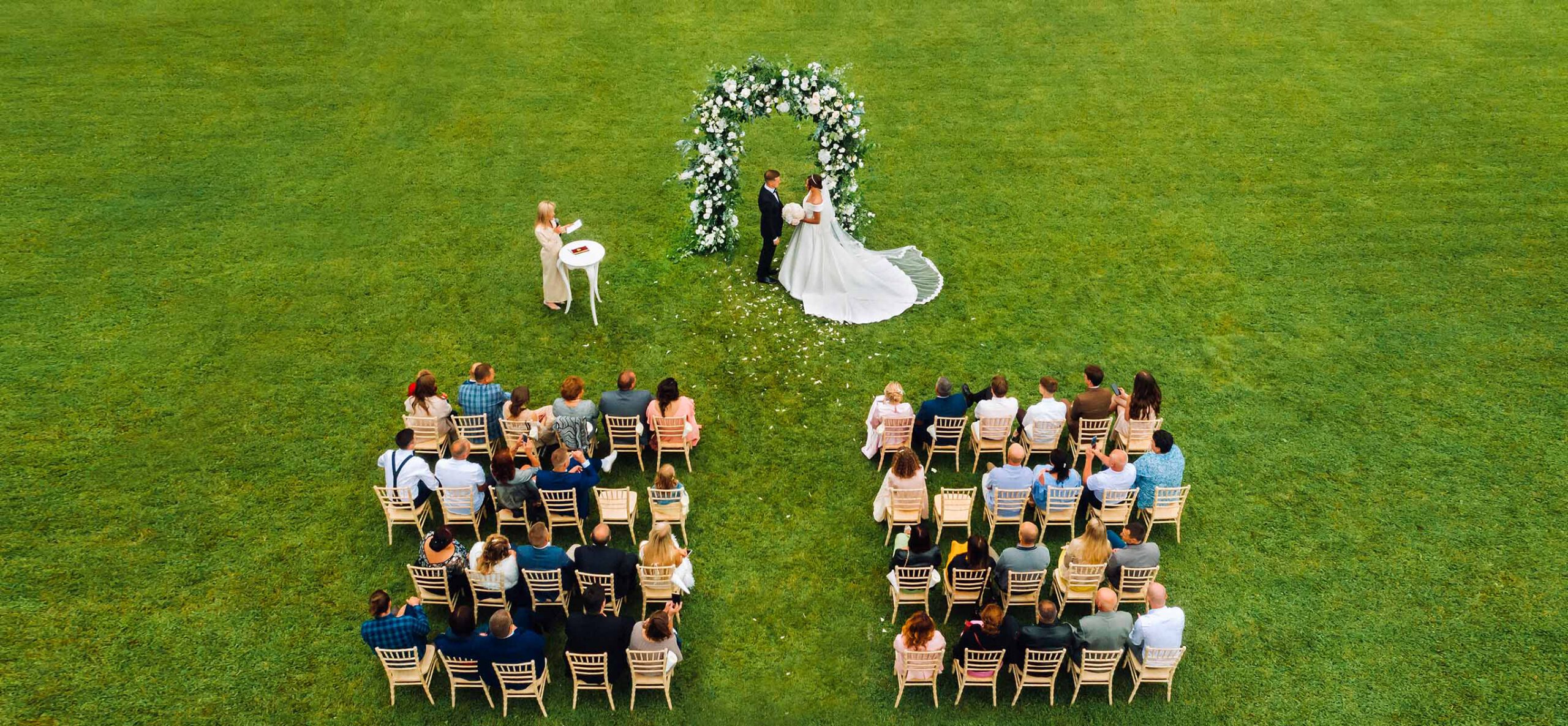 8 nejlepších míst pro svatební obřad: Stodola, louka nebo zámek